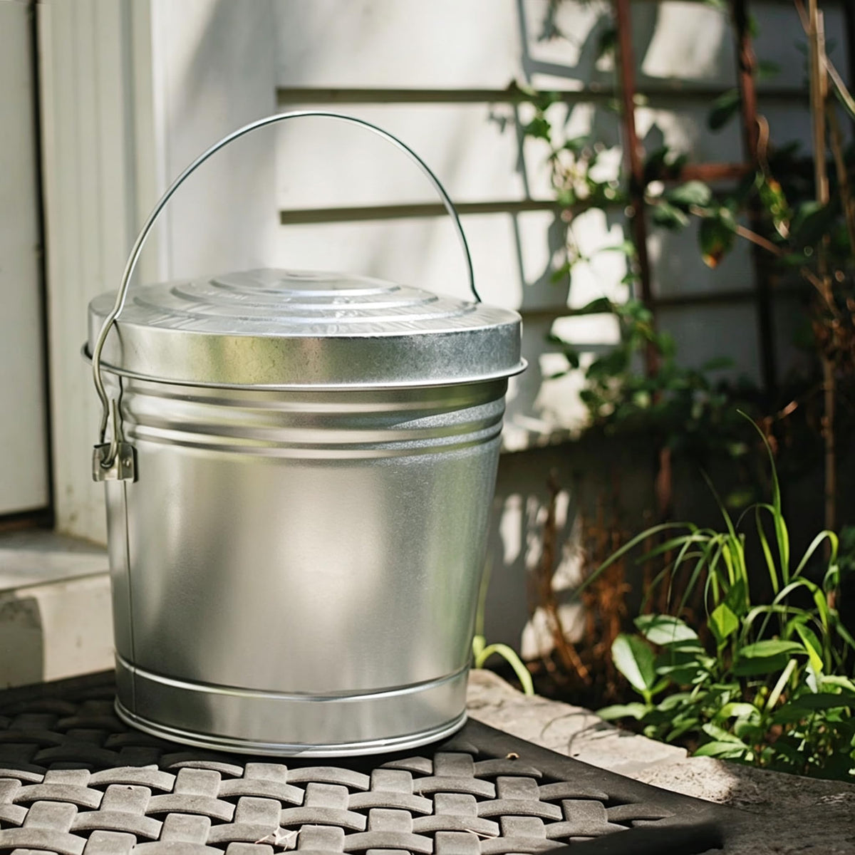 6 Gallon Galvanized Steel Storage Can with Locking Lid Q2752