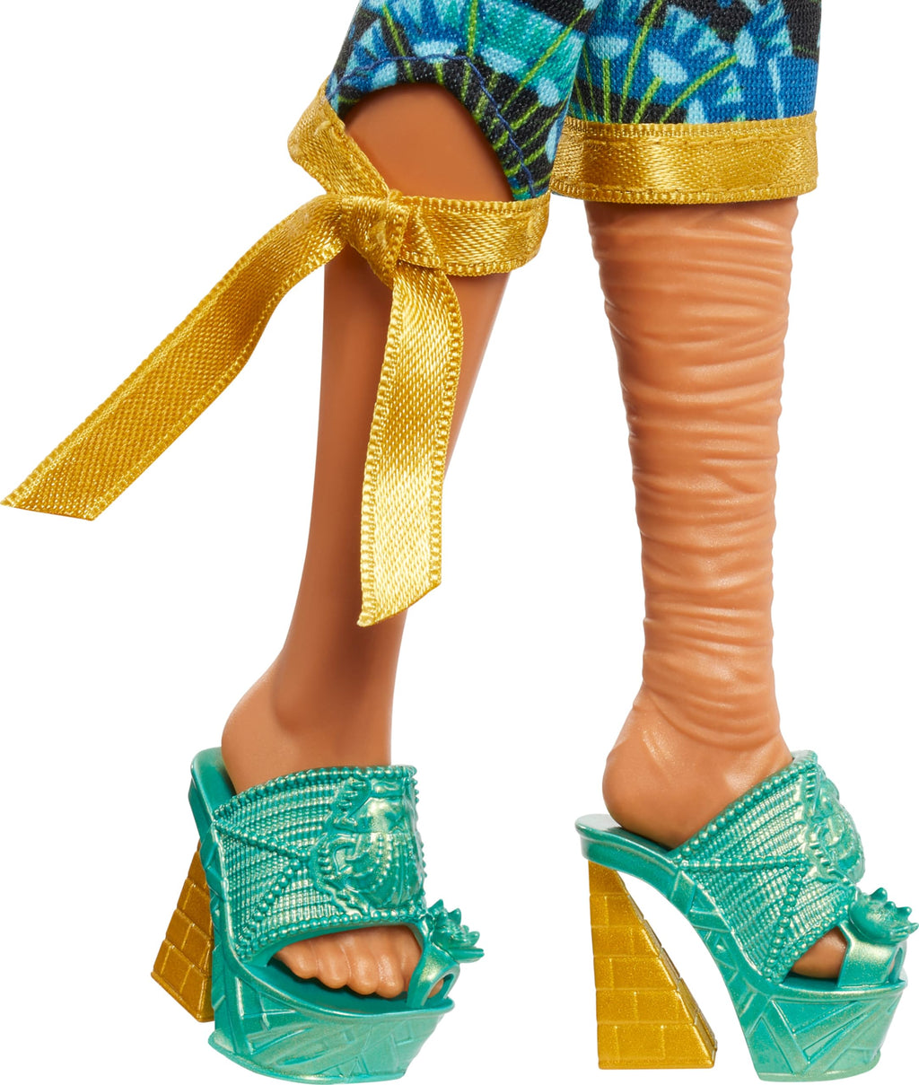 Monster High Doll with Glam Outfit & Accessories D18545